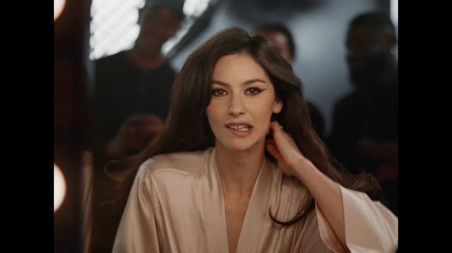 Evaluarea reclamei video: Chanel — Gracie Abrams Lighting Up a Parisian Café